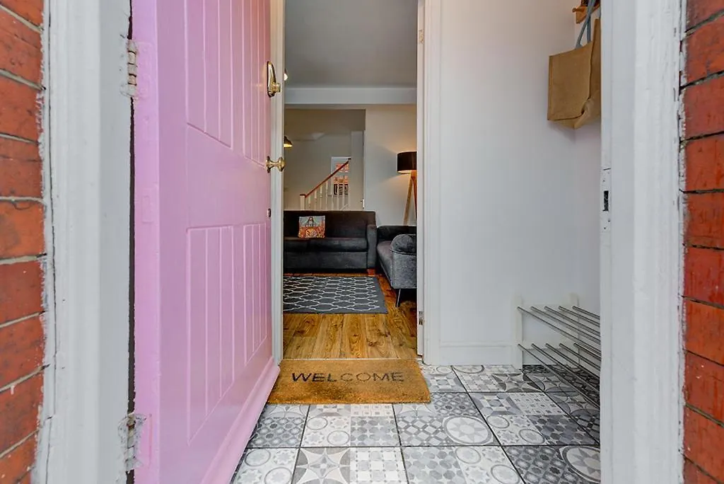 Love Street Cottage Chester 0*,