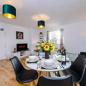 Attractive 2-bed Centre In By 53 Degrees Property, Ideal For Groups & Professionals - Sleeps 5 Apartment
