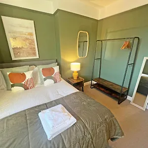 Recently Refurbished 3 Bedroom With Parking - Perfect For Longstays - Sleeps 8 Holiday home