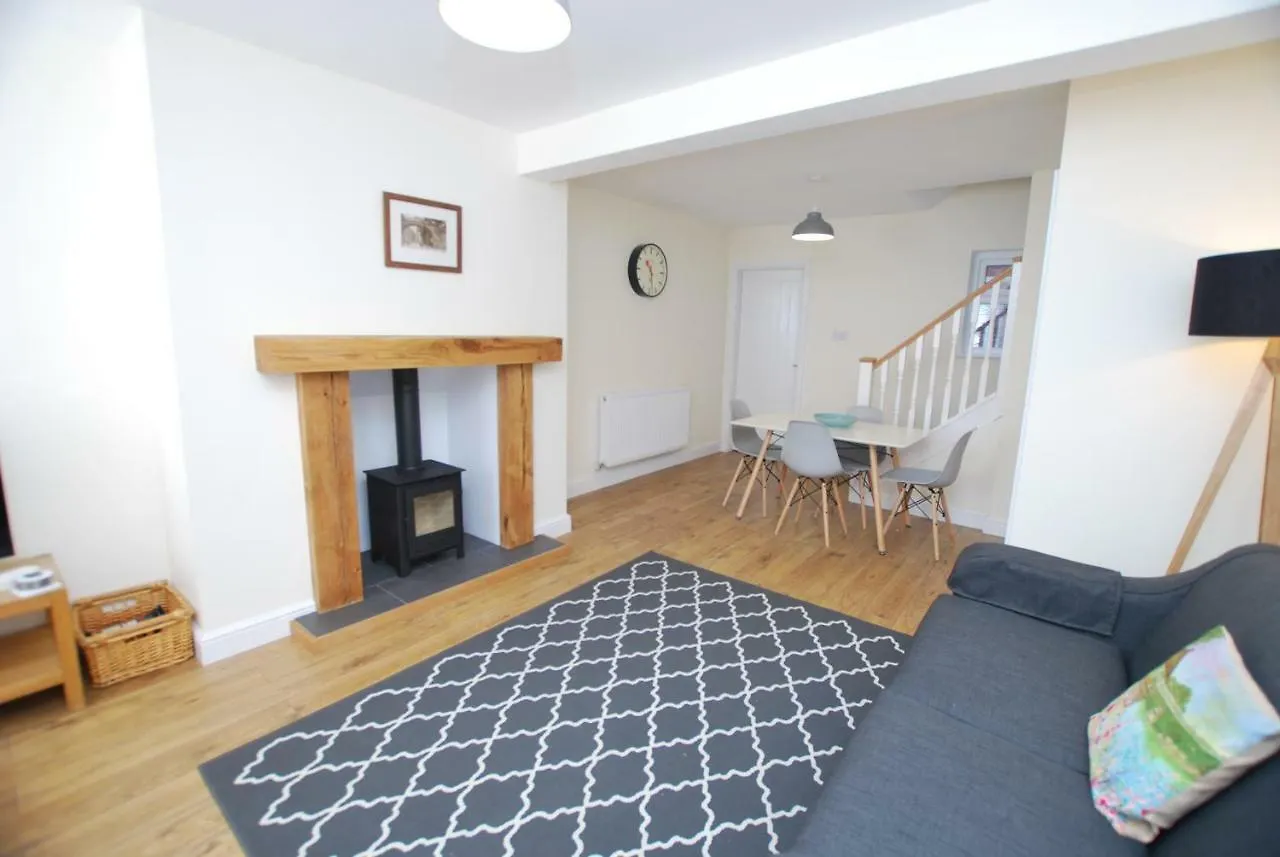 Love Street Cottage Chester 0*,